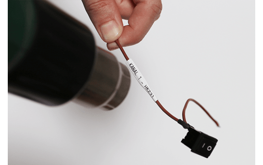 brother-hse-211e-schriftband-schwarz-auf-weiss