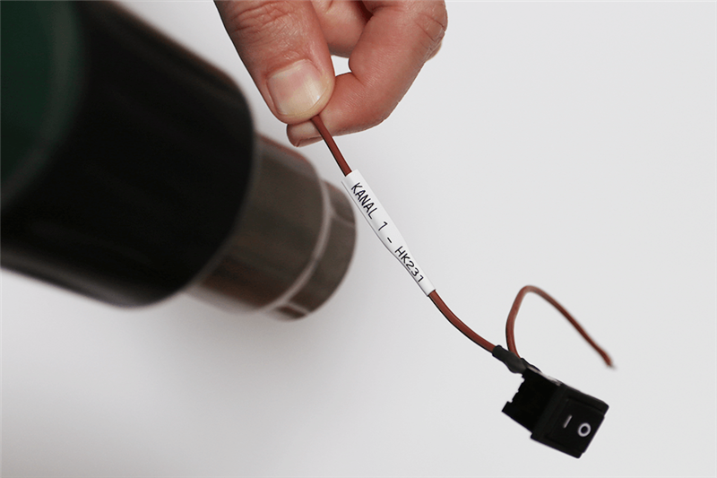 brother-hse-251e-schriftband-schwarz-auf-weiss