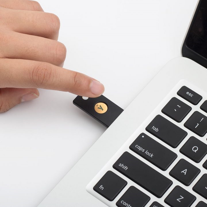 yubico-yubikey-5-nfc-schwarz