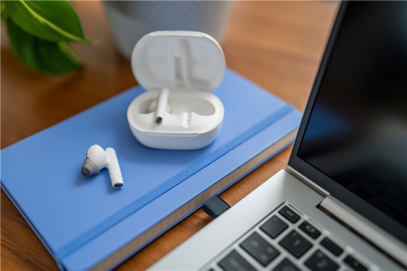 hp-poly-voyager-free-60-uc-m-true-wireless-kopfhoerer-mit-mikrofon-weiss